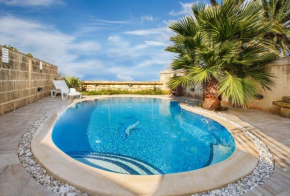 5 Bedroom Farmhouse with Private Pool